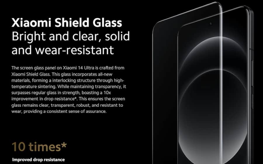 گلس محافظ شیشه ای شفاف به همراه گوشی در جعبه قرار دارد